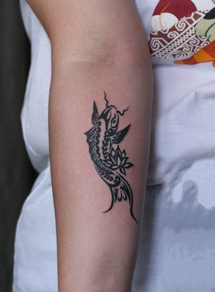 点击大图看下一张:手臂图腾小鱼手臂纹身