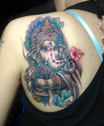 点击大图看下一张：美女后肩的象神纹身图案
