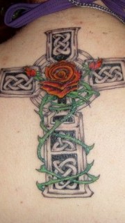背部十字架玫瑰图纹身