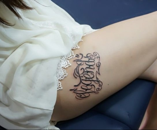 点击大图看下一张：女生腿部花体英文字母纹身