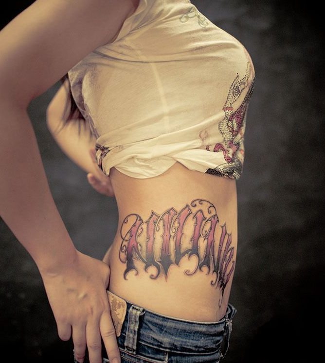 点击大图看下一张：美女性感花体英文字腰腹纹身