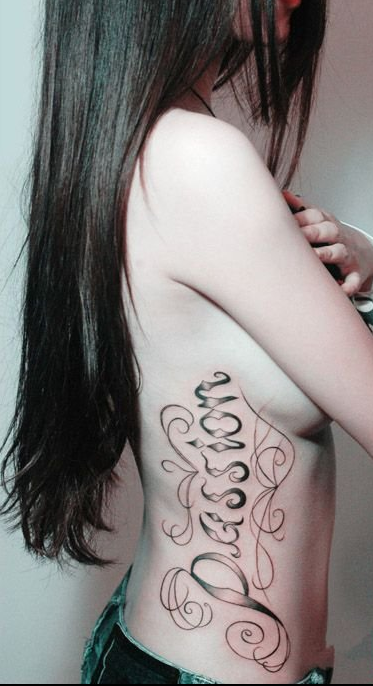 点击大图看下一张：性感美女侧腰的大花体英文纹身