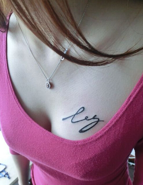 点击大图看下一张：美女性感胸部英文字母刺青