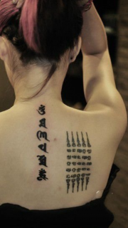 美女后背的梵文真经纹身