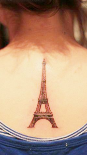 女生背部的埃菲尔铁塔纹身