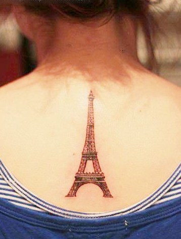 点击大图看下一张：女生背部的埃菲尔铁塔纹身