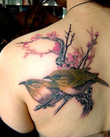 点击大图看下一张：后肩的黄莺和桃花纹身