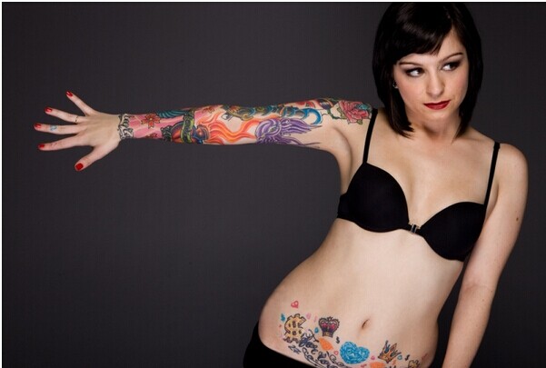 点击大图看下一张：魅惑百出性感美女的花臂纹身