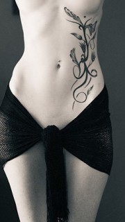 女生腹部个性花藤蔓纹身