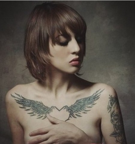 点击大图看下一张：潮流女生锁骨的翅膀纹身