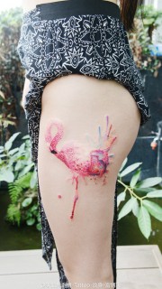 在大腿纹上水彩火烈鸟是多么的惊艳