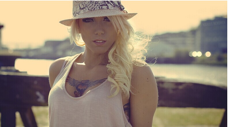 点击大图看下一张:美女胸部翅膀心纹身