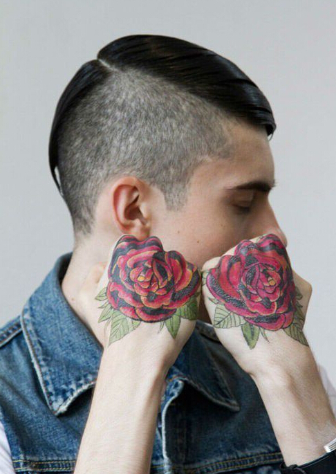 点击大图看下一张：欧美潮男个性双拳玫瑰花纹身