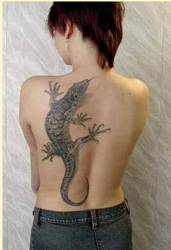 点击大图看下一张：个性时尚女性背部蜥蜴刺青