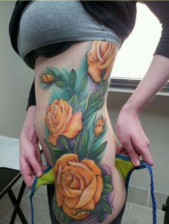 点击大图看下一张：性感女性腰腹漂亮好看的玫瑰花纹身
