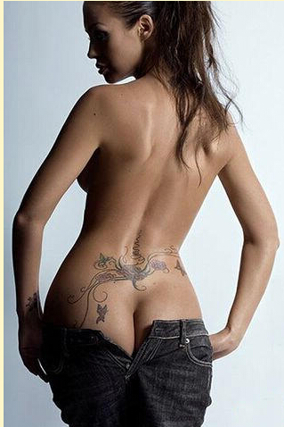 点击大图看下一张：美女臀部个性花卉蝴蝶藤蔓纹身