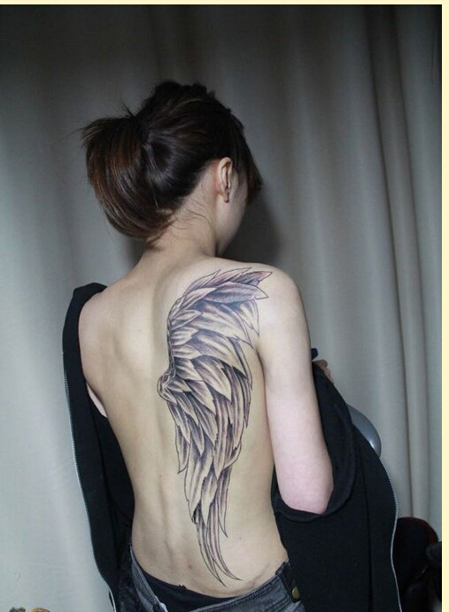 点击大图看下一张：美女背部好看的半背翅膀纹身