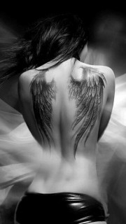 时尚美女性感背部翅膀纹身