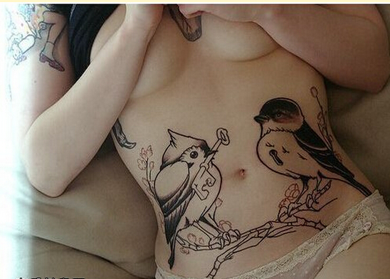 点击大图看下一张：时尚性感女性腹部创意燕子纹身