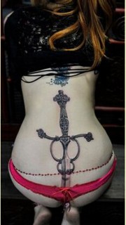 性感美女后腰个性好看的宝剑纹身