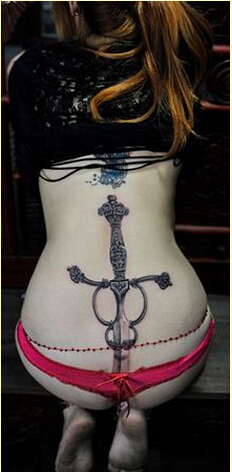 点击大图看下一张：性感美女后腰个性好看的宝剑纹身