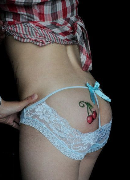 点击大图看下一张：个性美女臀部性感樱桃纹身