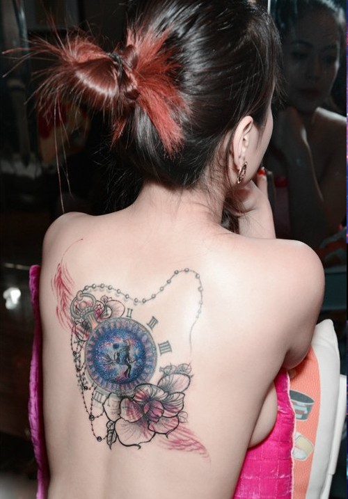点击大图看下一张：时尚美女背部个性怀表纹身