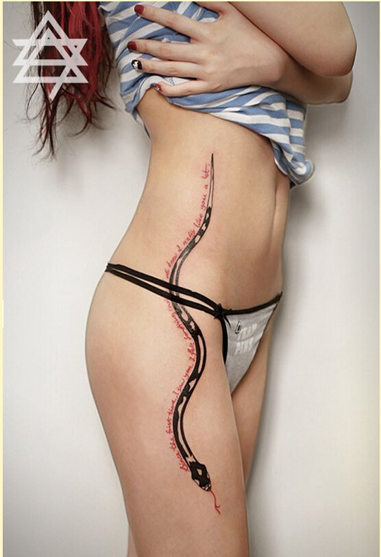 点击大图看下一张：个性美女侧腰的蛇图腾字母纹身