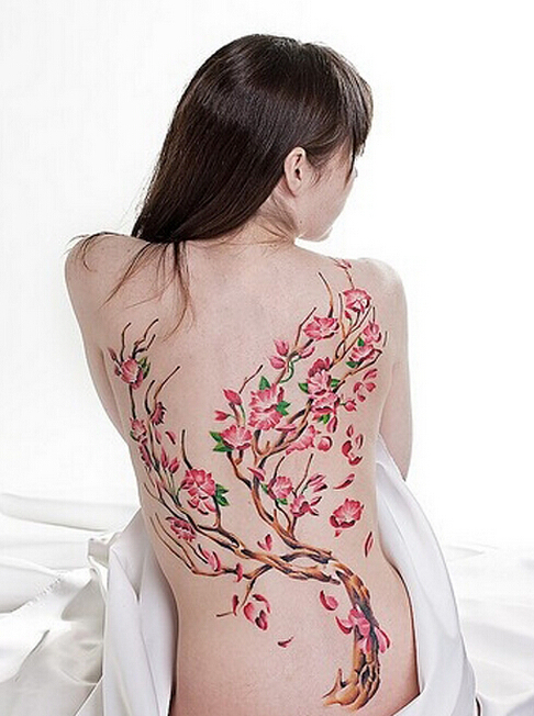 点击大图看下一张：个性漂亮美女后背的梅花纹身