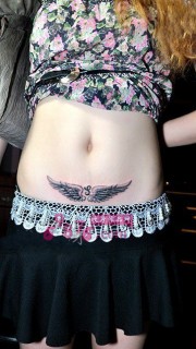 时尚女生个性腹部翅膀纹身