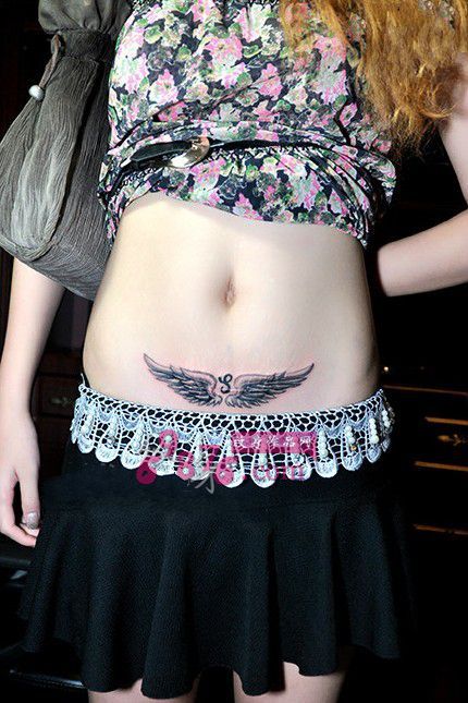点击大图看下一张：时尚女生个性腹部翅膀纹身