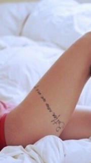 性感女性腿部时尚字母纹身