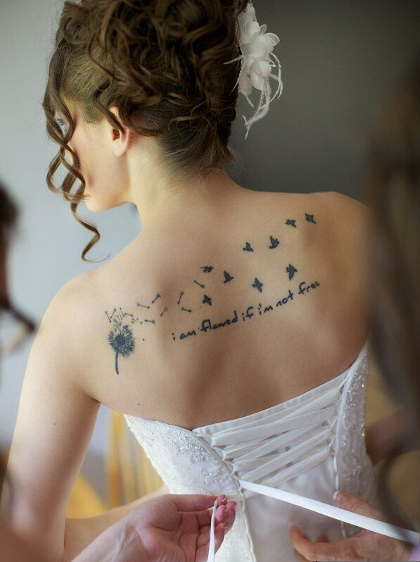 点击大图看下一张：美丽新娘后背的蒲公英纹身