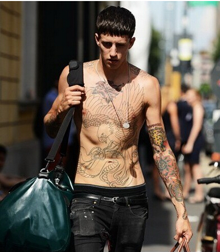 点击大图看下一张:街头男生帅气个性的鹰蛇纹身