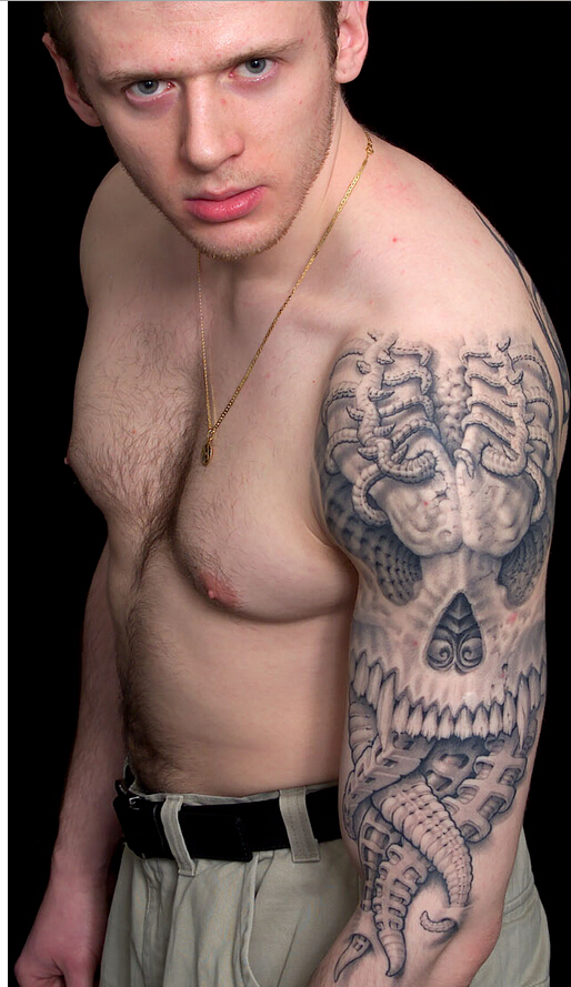 点击大图看下一张：外国男性个性大臂另类纹身
