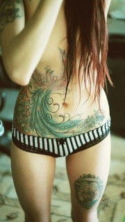 性感女生腹部和腰部的凤凰纹身