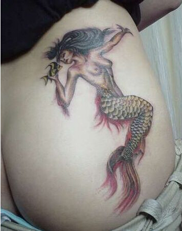 点击大图看下一张：美女臀部个性美人鱼纹身
