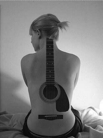 点击大图看下一张：外国美女后背上的吉他纹身