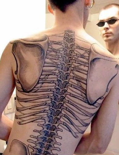 点击大图看下一张：欧美男个性满背骨架纹身