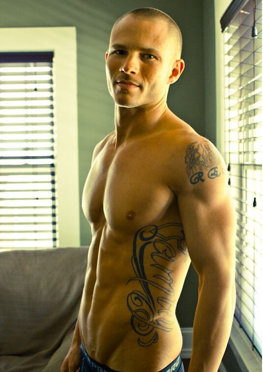 点击大图看下一张：肌肉帅哥侧腰的花体英文字纹身