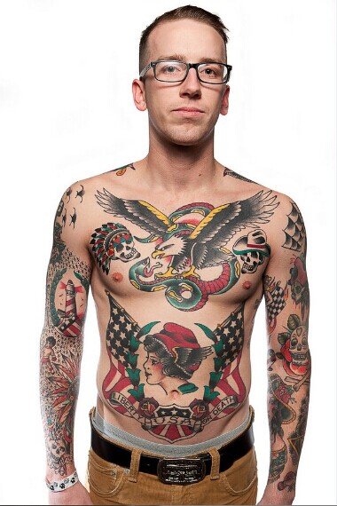 点击大图看下一张：欧美男个性蛇鹰纹身