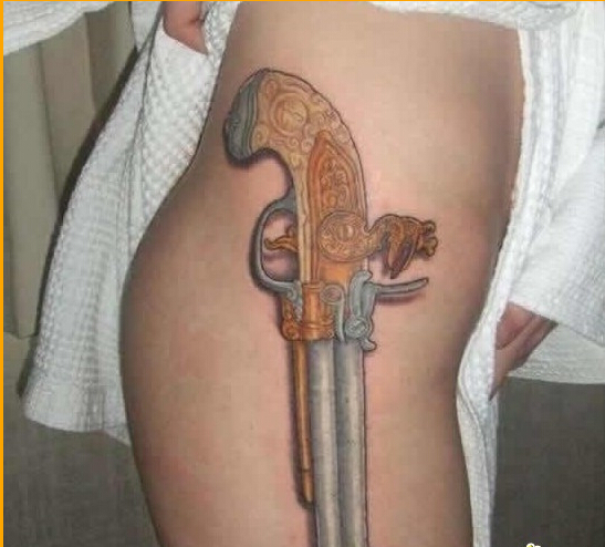 点击大图看下一张：性感美女臀部最爱手枪纹身