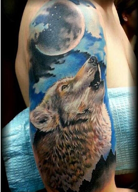 点击大图看下一张：个性手臂霸气的天狼啸月图纹身