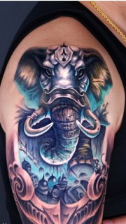 男性手臂霸气的大象纹身