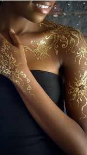 时尚欧美女性身上黄金色的纹身