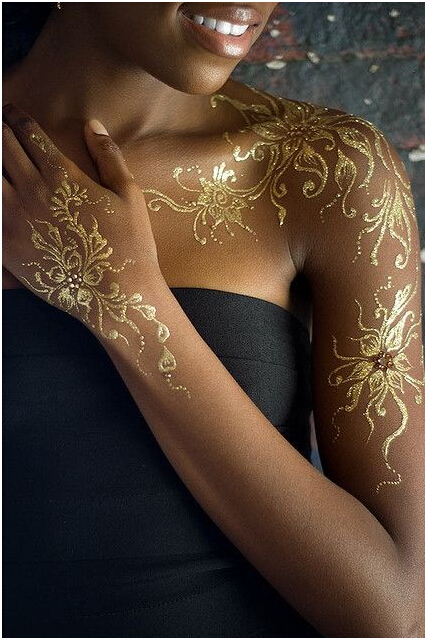 点击大图看下一张：时尚欧美女性身上黄金色的纹身