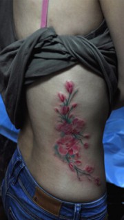 女生小蛮腰上漂亮的花卉纹身