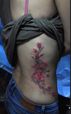 点击大图看下一张：女生小蛮腰上漂亮的花卉纹身