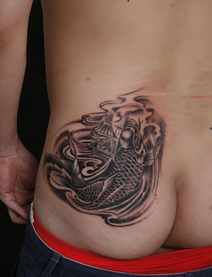 点击大图看下一张：男生臀部鲤鱼跃龙门纹身