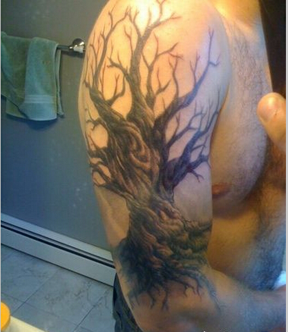 点击大图看下一张：个性男大臂上枯萎的老树